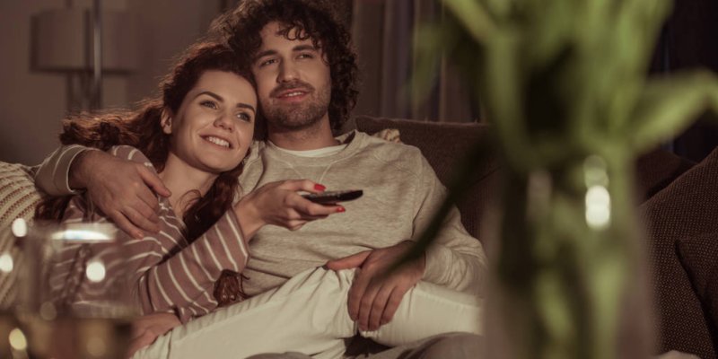 5 Séries Envolventes e Sensuais para Maratonar a Dois